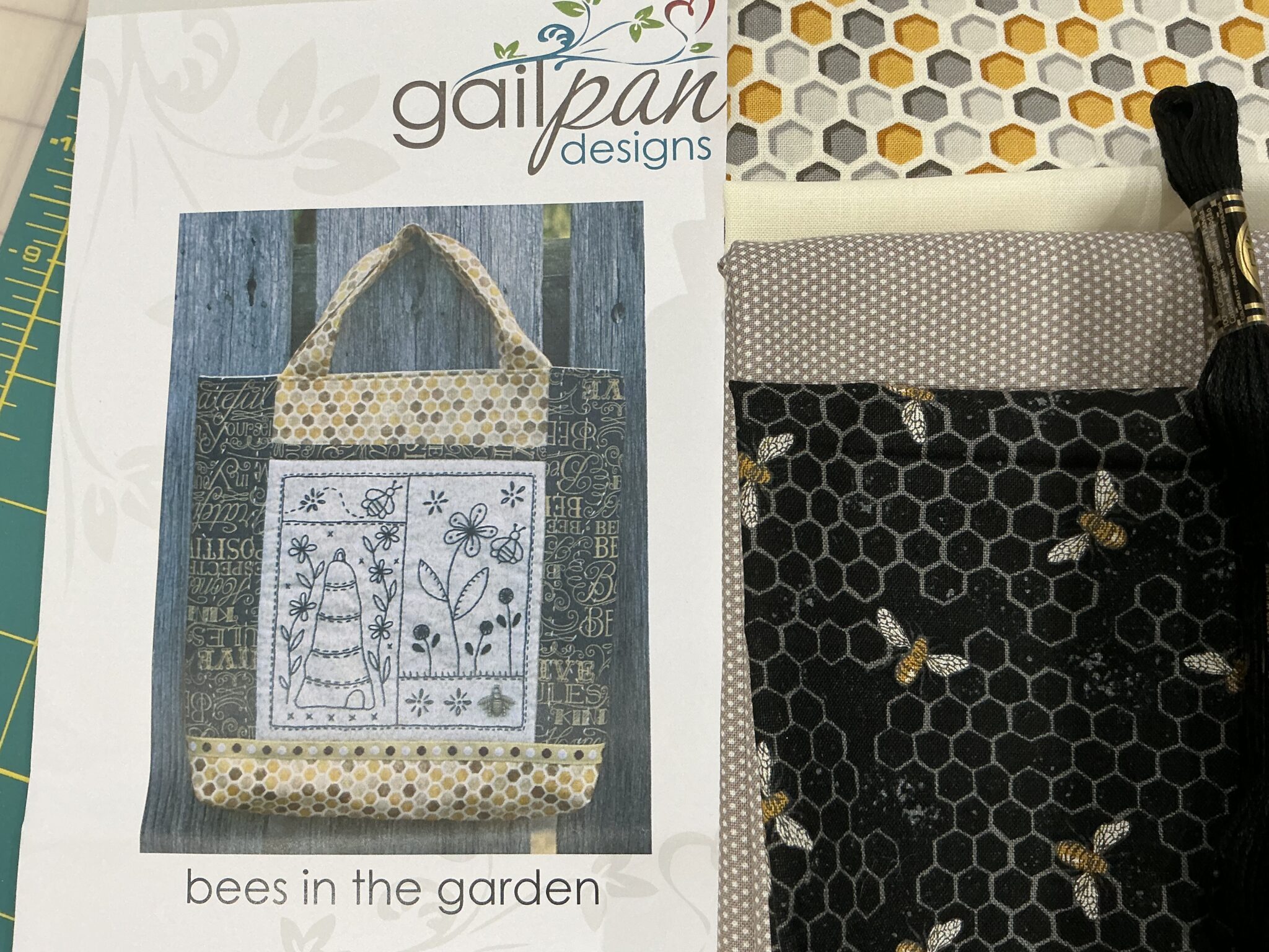 Bees in the Garden
Bag Kit,