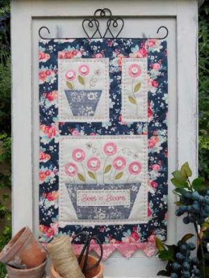 Bees n blooms  -by Sally Giblin- Rivendale - Wallhanging Pattern