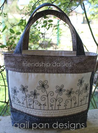 Friendship Daisies - by Gail Pan Designs - Bag Pattern