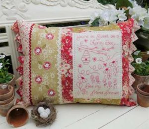 Honey Bee - by Sally Giblin Rivendale - cushion Pattern
