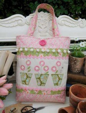 Potted Bumblebee - by Sally Giblin Rivendale - Bag Pattern
