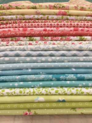 Soft Floral Fat Quarter Bundle  (17pces) Applique, patchwork and quilting fabric.